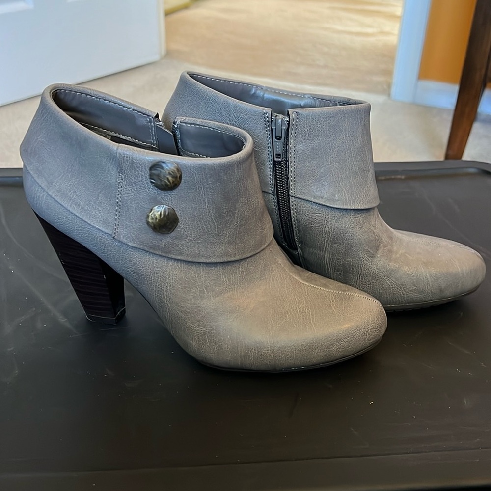 Size 9 Bass Lourdes boot, gray